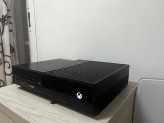 Xbox One nera con skin Fortnite