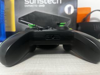 Xbox One nera con skin Fortnite
