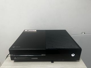 Xbox One nera con skin Fortnite