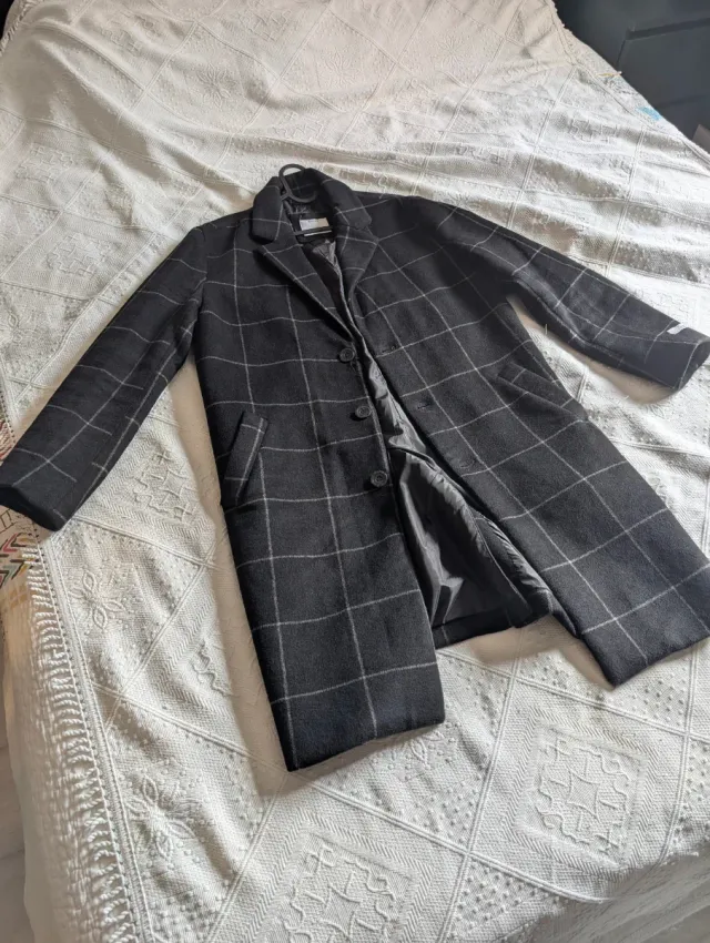 Abrigo Bershka Lana Cuadros Negro 3/4