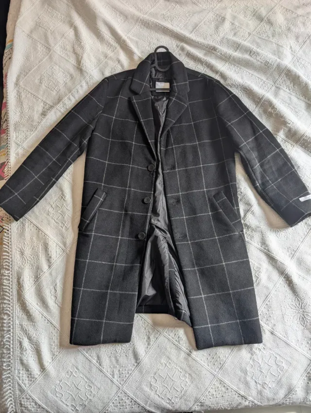 Abrigo Bershka Lana Cuadros Negro 3/4