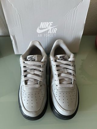 Nike Air Force 1 GS Gris y Negro