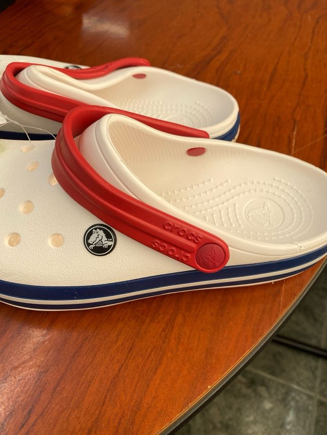 Crocs Blancos con Tira Roja