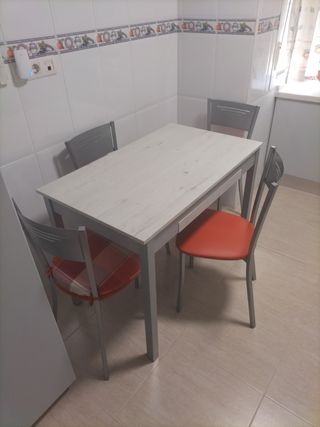 Mesa de cocina con cajón y 4 sillas, OPORTUNIDAD!!