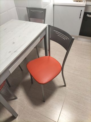 Mesa de cocina con cajón y 4 sillas, OPORTUNIDAD!!
