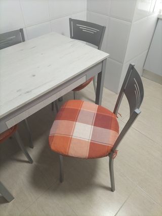 Mesa de cocina con cajón y 4 sillas, OPORTUNIDAD!!