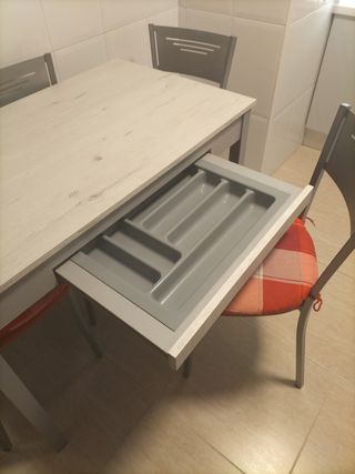 Mesa de cocina con cajón y 4 sillas, OPORTUNIDAD!!