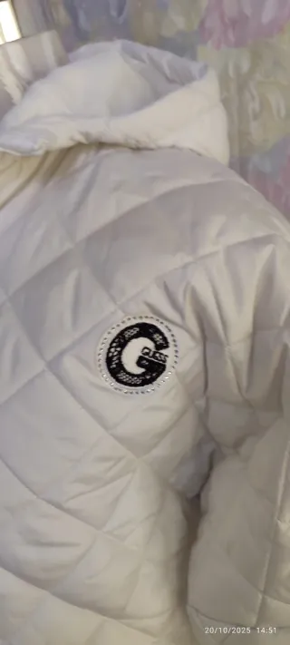 Chaqueta Guess acolchada mujer blanca