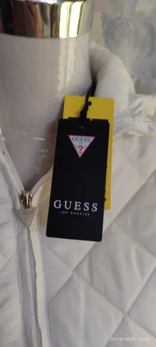 Chaqueta Guess acolchada mujer blanca