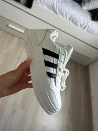 Zapatillas deportivas blancas y negras