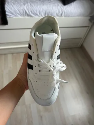 Zapatillas deportivas blancas y negras