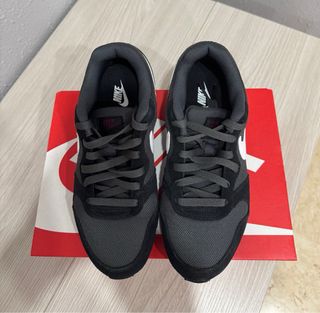 Zapatillas Nike MD Runner Mujer Talla 37.5