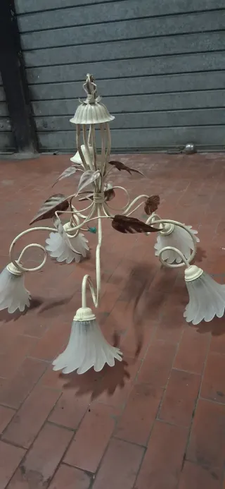 Lampadario in ferro battuto con fiori