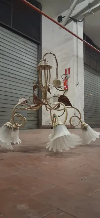 Lampadario in ferro battuto con fiori