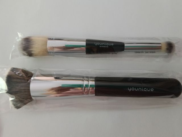 2 Brochas Maquillaje Younique Kabuki Base