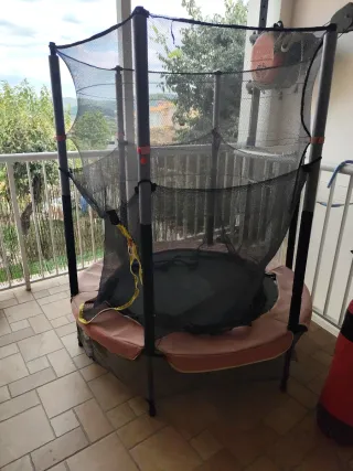 Cama elástica con red de seguridad