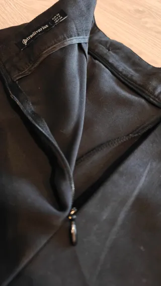 Falda pantalón Stradivarius negra botones