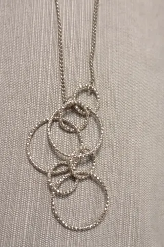 Collana con cerchi multipli
