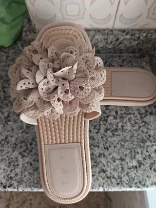 Sandalias beige con flor