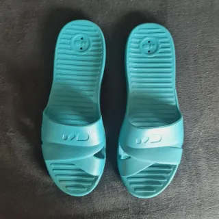 Sandalias planas color turquesa