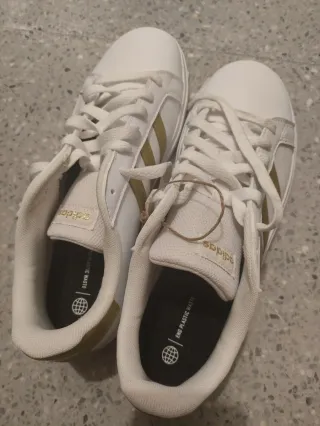 Zapatillas Adidas Blancas y Doradas Nuevas