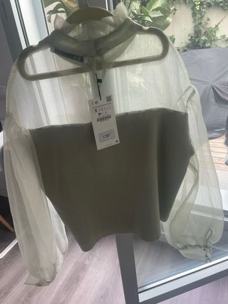 Camisa Zara verde con etiqueta