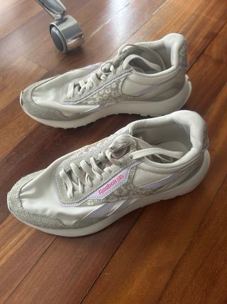 Zapatillas Reebok Beige y Blancas
