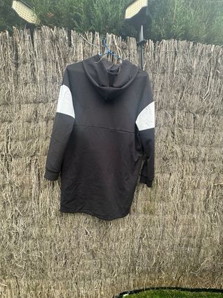 Vestido negro con cremallera y bolsillo delsntero