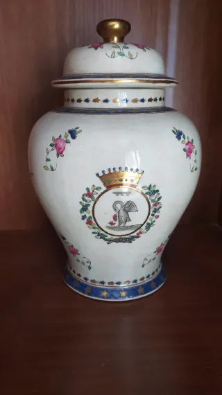 2 Jarrónes porcelana y lampara sobremesa a juego