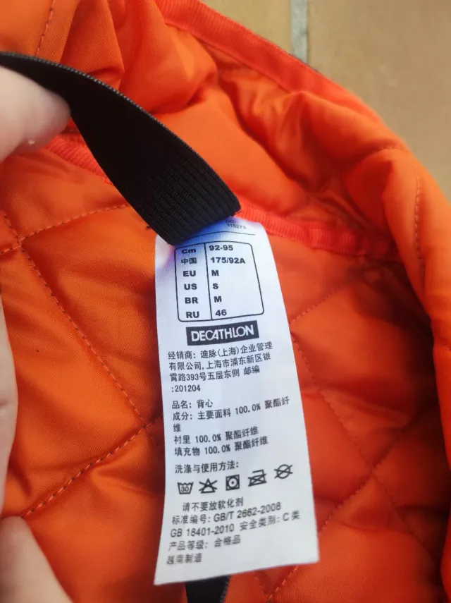 Chaleco acolchado verde y naranja