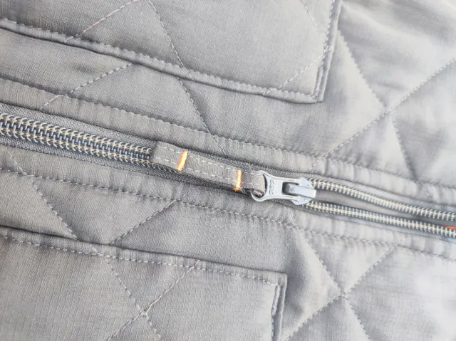 Chaleco acolchado verde y naranja