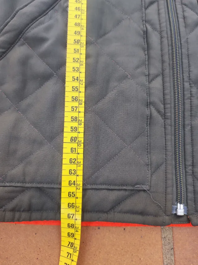 Chaleco acolchado verde y naranja