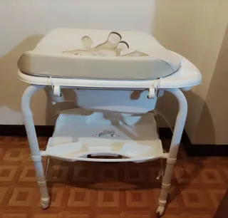 Bañera y cambiador de bebé blanco