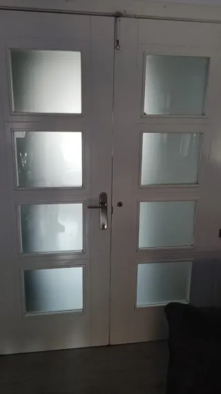 Puertas de madera blancas con cristal