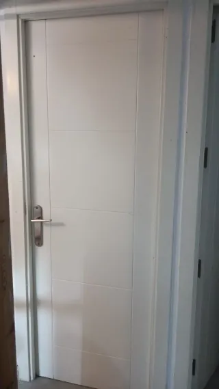 Puertas de madera blancas con cristal