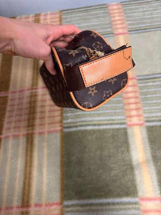 Neceser Louis Vuitton Marrón Dorado