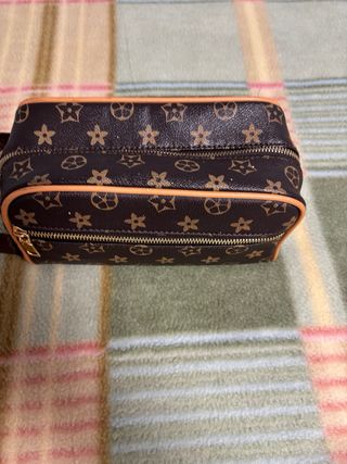 Neceser Louis Vuitton Marrón Dorado