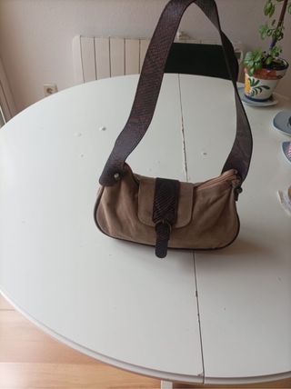 Bolso de hombro beige y marrón