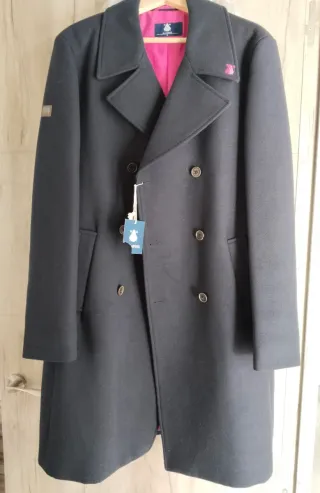 Abrigo de hombre negro y rosa