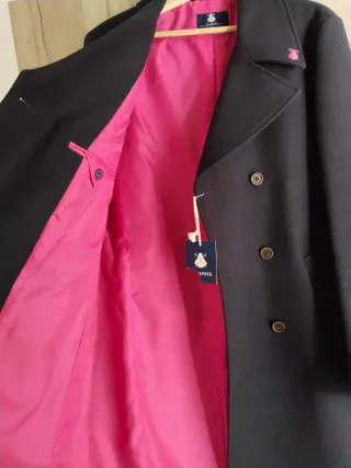 Abrigo de hombre negro y rosa