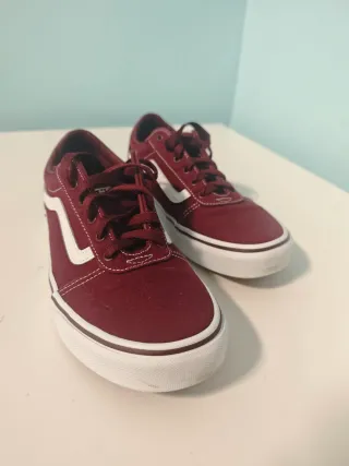 Se venden Zapatillas sin estrenar.