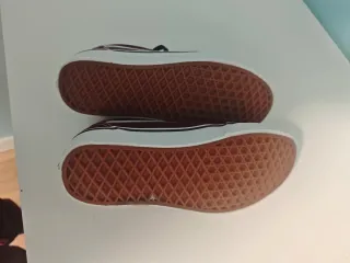 Se venden Zapatillas sin estrenar.