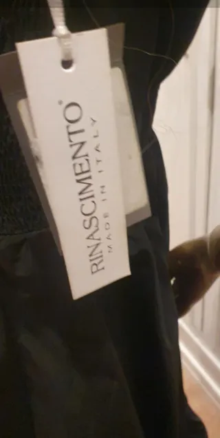 Vestido de fiesta negro con pedrería