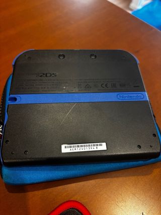Nintendo 2DS Negra con funda azul