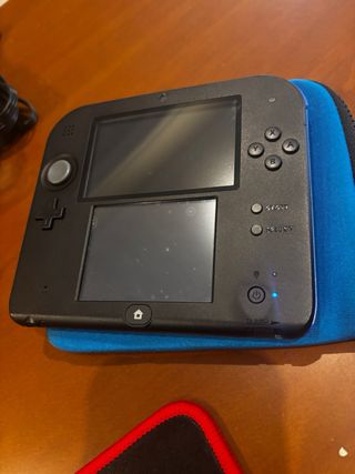 Nintendo 2DS Negra con funda azul