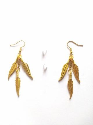 Pendientes dorados con 3 plumas