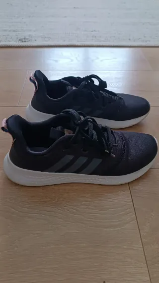 Zapatillas Adidas Negras y Blancas