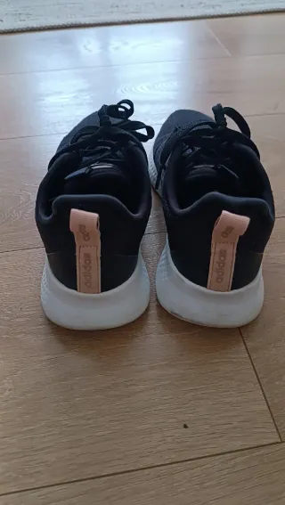 Zapatillas Adidas Negras y Blancas