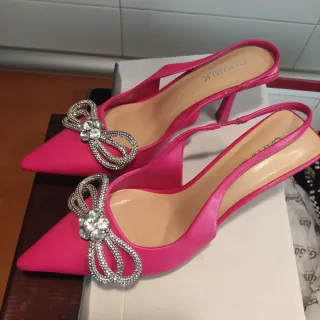 Zapatos de salón rosa con pedrería