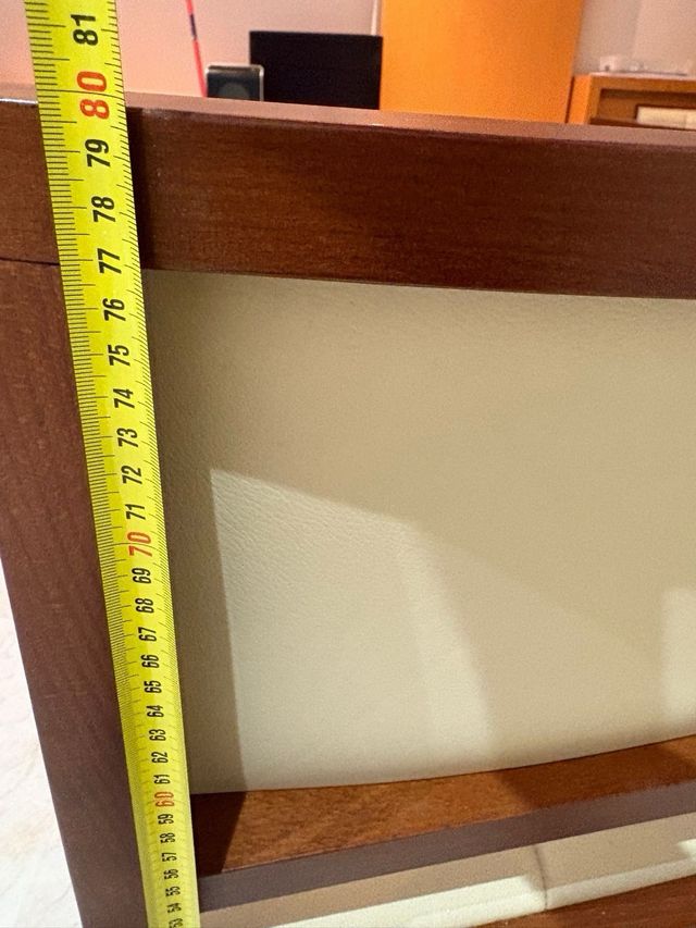 Sillas de madera y piel beige